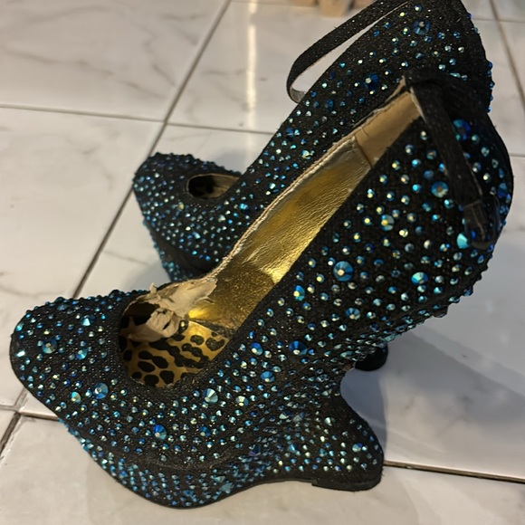 Beautiful heels !!! Never worn just sitting in the closet - Picture 4 of 4